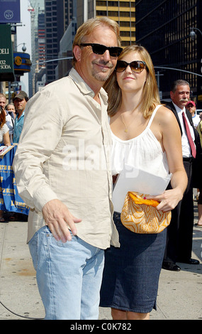 Kevin Costner e la figlia Lily Costner, esterno Ed Sullivan Theater per il "Late Show con David Letterman' la città di New York Foto Stock