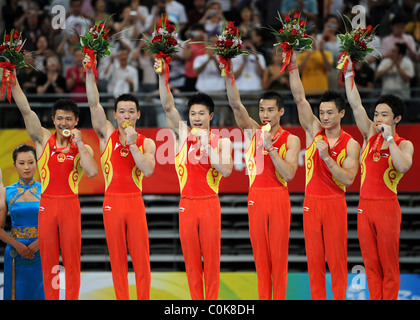 Della Cina di Chen Yibing, Xu Huang, Li Xiaopeng, Xiao Qin, Yang Wei e Zou Kai Cina vince la medaglia d'oro in uomini della scuderia Foto Stock