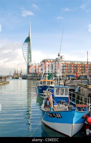 Barche da pesca a Portsmouth Porto con la Spinnaker Tower in background, Hampshire, Inghilterra, Regno Unito. Foto Stock