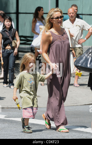 Kate Hudson prende il suo figlio Ryder Robinson al parco giochi di New York City, Stati Uniti d'America - 03.08.08 Foto Stock