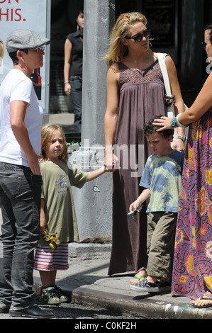 Kate Hudson prende il suo figlio Ryder Robinson al parco giochi di New York City, Stati Uniti d'America - 03.08.08 Foto Stock