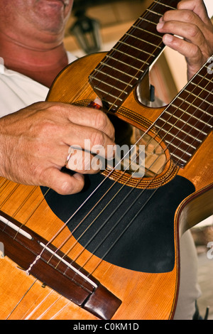 Musicista locale svolge dodici stringa chitarra in Cienfuegos Foto Stock