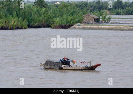 Asia, Vietnam, Ho Chi Minh City (aka Saigon). Tipico del pescatore houseboat panorami lungo le rive del fiume Saigon. Foto Stock