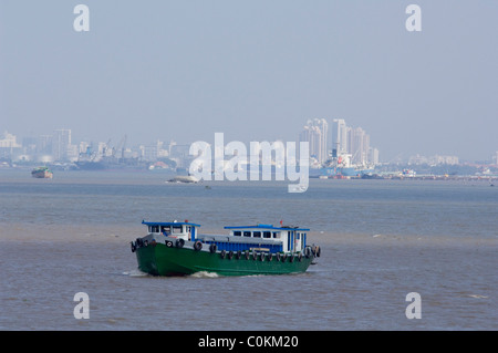 Asia, Vietnam, Ho Chi Minh City (aka Saigon). Viste quotidiana lungo il Fiume Saigon, città di Saigon in distanza. Foto Stock