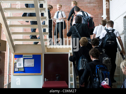Gli alunni salire gradini a Maidstone Grammar School di Maidstone, Kent, Regno Unito Foto Stock