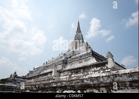 Wat Phu Khao Thong tempio, noto anche come "Golden Mountain in Ayutthaya, Thailandia. Foto Stock