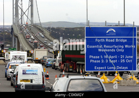 Il Forth Road Bridge lungo il traffico Foto Stock