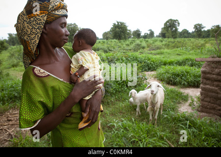 Ritratto di una donna e suo figlio in Safo, un villaggio 15km al di fuori di Bamako, in Mali, Africa occidentale. Foto Stock