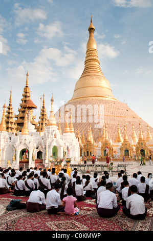 I buddisti birmani di fronte Shwedagon di Yangon, Myanmar Foto Stock