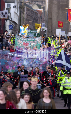 Apertura del nuovo parlamento scozzese di Edimburgo, la precessione scendendo dal Royal Mile Foto Stock