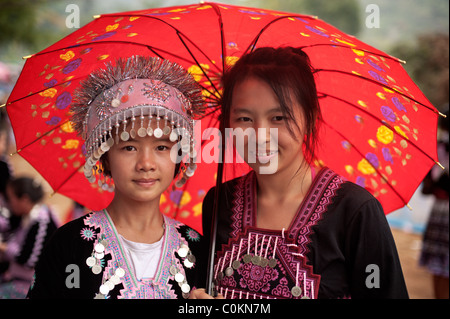 Due tradizionalmente condita ragazze Hmong in un nuovo anno festival presso appeso Saew Village Chiang Mai, Thailandia. Foto Stock