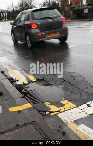 Buche in una trafficata strada NEL REGNO UNITO. Foto Stock