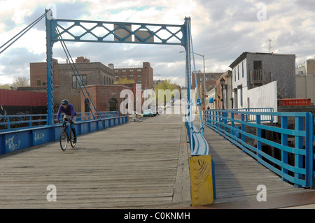 Brooklyn New York ciclista che attraversa il canale Gowanus su Carroll Street Bridge Foto Stock