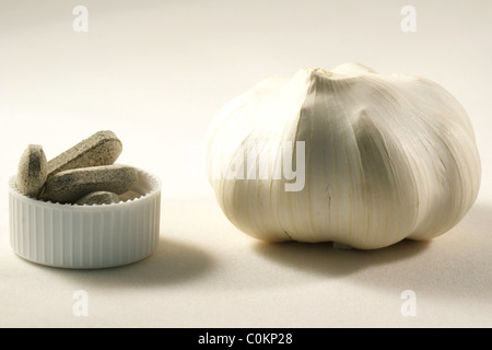 Bulbo aglio e pillole Foto Stock