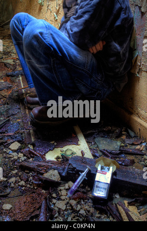 Tossicodipendente, abusatore in den ottenere alto da solo in costruzione derelict, abuso di sostanze, assunzione di farmaci, abuso di droga, cocaina crack, drug den, consumo di droga, crack Foto Stock