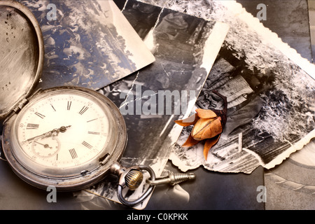 Il vecchio orologio da tasca sul vecchio foto Foto Stock