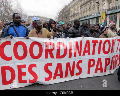 Parigi, Francia, dimostrazione, immigrati africani senza documenti, coordinamento Sans Papiers, Marching, Holding protest Banner, Migrants Europe, manifestanti diritti umani multirazziali, persone senza documenti, migranti illegali Foto Stock