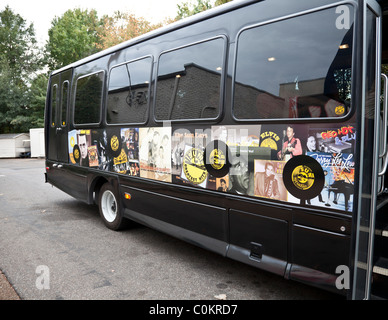 In pullman da Sun Studios di Memphis, in cui i visitatori sono prese a Graceland e il Sole Studios. Foto da Sun di famose star. Foto Stock