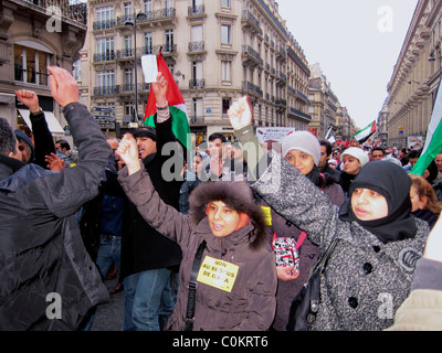 Parigi, Francia, dimostrazione pubblica, 'le proteste della Primavera araba', scena di folla di donne musulmane velate che marciano e cantano slogan in Street, 2011 Foto Stock