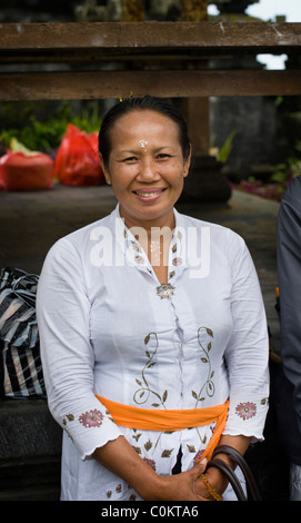 Una donna Balinese in abito tradizionale assiste un Indù luna piena cerimonia presso il Tempio più sacro di Bali, Besakih. Foto Stock