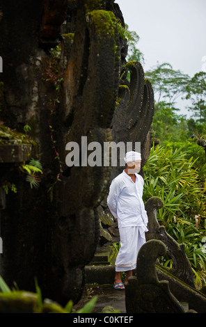 Un indù santo uomo attende adoratori presso il più importante tempio di Bali, Indonesia, Besakih o anche chiamato il Tempio madre. Foto Stock