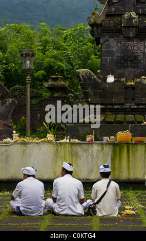 Il giorno della luna piena cerimonie indù hanno luogo presso Besakih, il 'tempio', sull'isola di Bali, Indonesia. Foto Stock