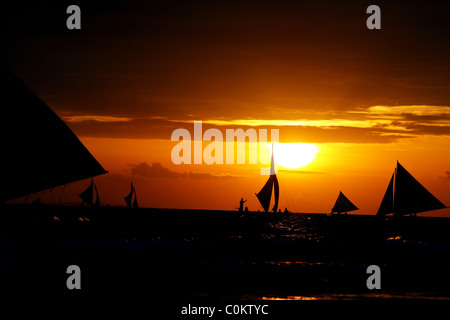 Turisti Asiatici godono di gite in barca durante un fantastico tramonto a spiaggia bianca, Boracay, Filippine. Foto Stock