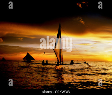 Turisti Asiatici godono di gite in barca durante un fantastico tramonto a spiaggia bianca, Boracay, Filippine. Foto Stock