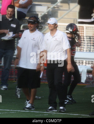 Ashton Kutcher Kutcher ha un nuovo ruolo di alta scuola calcio allenatore!. L'attore, 30, che ha giocato a calcio a Sua alta scuola Foto Stock