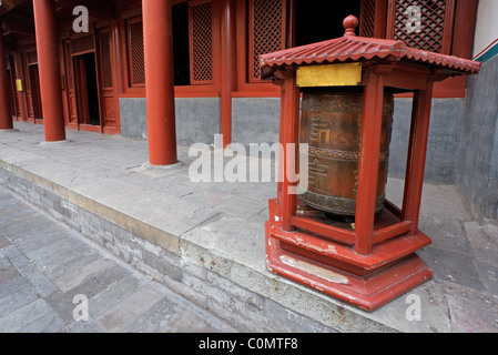 Una preghiera in rame della ruota in corrispondenza del Tempio Lama a Pechino in Cina Foto Stock