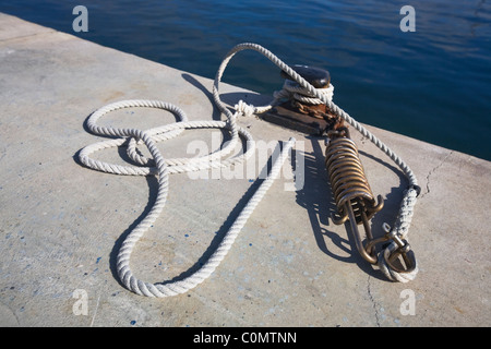 Mooring bollard e corda con molla, Mallorca Foto Stock