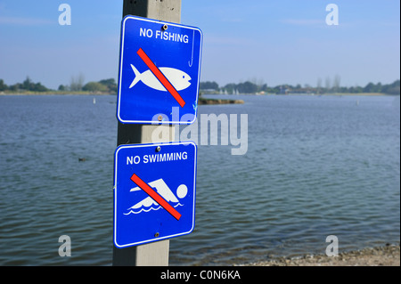 È vietata la pesca, nessun segno di nuoto presso la riva del lago, Mountain View, CA Foto Stock