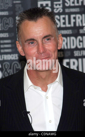 Gary Rhodes segni le copie del suo nuovo libro di cucina a Foyles in dal grande magazzino Selfridges di Londra - Inghilterra - 29.09.08 Vince Foto Stock