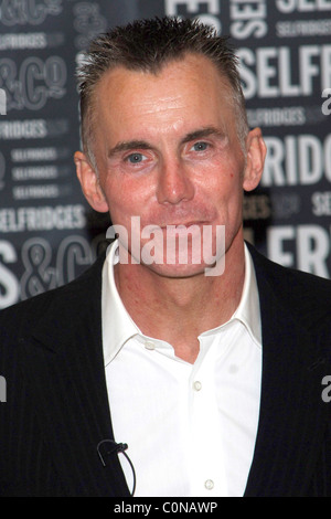 Gary Rhodes segni le copie del suo nuovo libro di cucina a Foyles in dal grande magazzino Selfridges di Londra - Inghilterra - 29.09.08 Vince Foto Stock