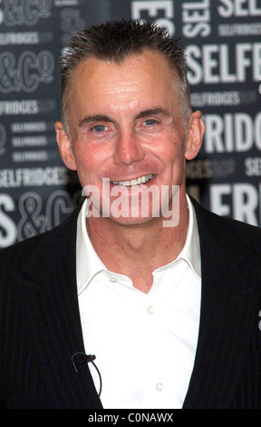 Gary Rhodes segni le copie del suo nuovo libro di cucina a Foyles in dal grande magazzino Selfridges di Londra - Inghilterra - 29.09.08 Vince Foto Stock