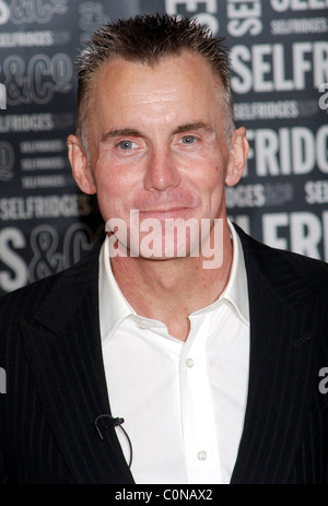 Gary Rhodes segni le copie del suo nuovo libro di cucina a Foyles in dal grande magazzino Selfridges di Londra - Inghilterra - 29.09.08 Vince Foto Stock