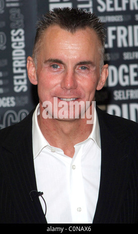 Gary Rhodes segni le copie del suo nuovo libro di cucina a Foyles in dal grande magazzino Selfridges di Londra - Inghilterra - 29.09.08 Vince Foto Stock