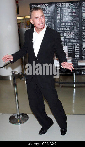 Gary Rhodes segni le copie del suo nuovo libro di cucina a Foyles in dal grande magazzino Selfridges di Londra - Inghilterra - 29.09.08 Vince Foto Stock