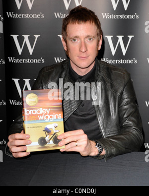 Doppio oro olimpico-ciclista vincente Bradley Wiggins segni copie della sua autobiografia "Bradley Wiggins: nel perseguimento di Foto Stock