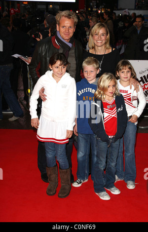 Gordon Ramsay e Tana Ramsay con i loro figli Premiere di High School Musical 3 Senior Year tenutosi presso il cinema Empire di Londra, Foto Stock