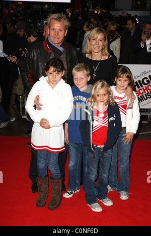 Gordon Ramsay e Tana Ramsay con i loro figli Premiere di High School Musical 3 Senior Year tenutosi presso il cinema Empire di Londra, Foto Stock