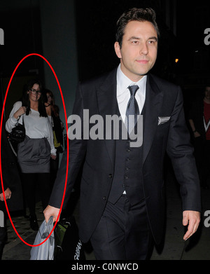 David Walliams lasciando Bungalow8 nightclub, con qualche mistero donne in stoppa, uno dei quali è stato Keeley Hazell, che camminava a pochi Foto Stock