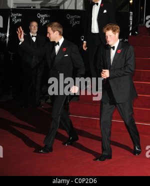 Il principe William e il principe Harry la premiere mondiale del nuovo film di James Bond "Quantum of Solace" tenutasi presso il cinema Odeon, Foto Stock