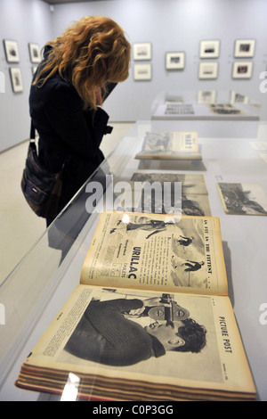 "L'atmosfera è la guerra! Robert Capa al lavoro' mostra tenutasi presso il Barbican Gallery. Londra, Inghilterra - 16.10.08 : Foto Stock