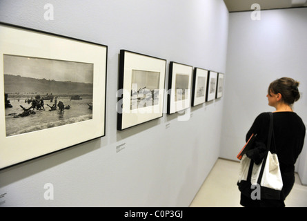 "L'atmosfera è la guerra! Robert Capa al lavoro' mostra tenutasi presso il Barbican Gallery. Londra, Inghilterra - 16.10.08 : Foto Stock