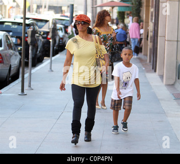 Anika Noni Rose da 'Dreamgirls' e suo figlio visitare una banca di Beverly Hills, CA - 22.10.08 /Apega/Agent47 Foto Stock