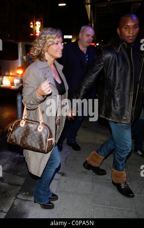 Anastacia, marito Wayne Newton shopping a Saturno negozio di elettronica di consumo Colonia, Germania - 24.10.08 , pop star Anastacia Foto Stock