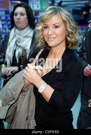 Anastacia shopping a Saturno negozio di elettronica di consumo Colonia, Germania - 24.10.08 Foto Stock