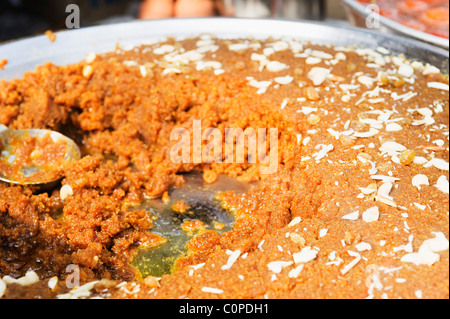 Close-up di halwa gajar (Budino di carote) su una fase di stallo Foto Stock