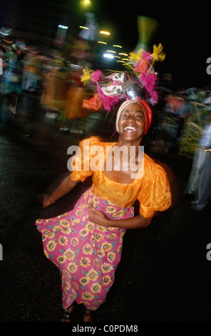 L'Avana. Cuba. Sorridente ragazza cubana durante la stagione estiva i festeggiamenti del carnevale. Foto Stock